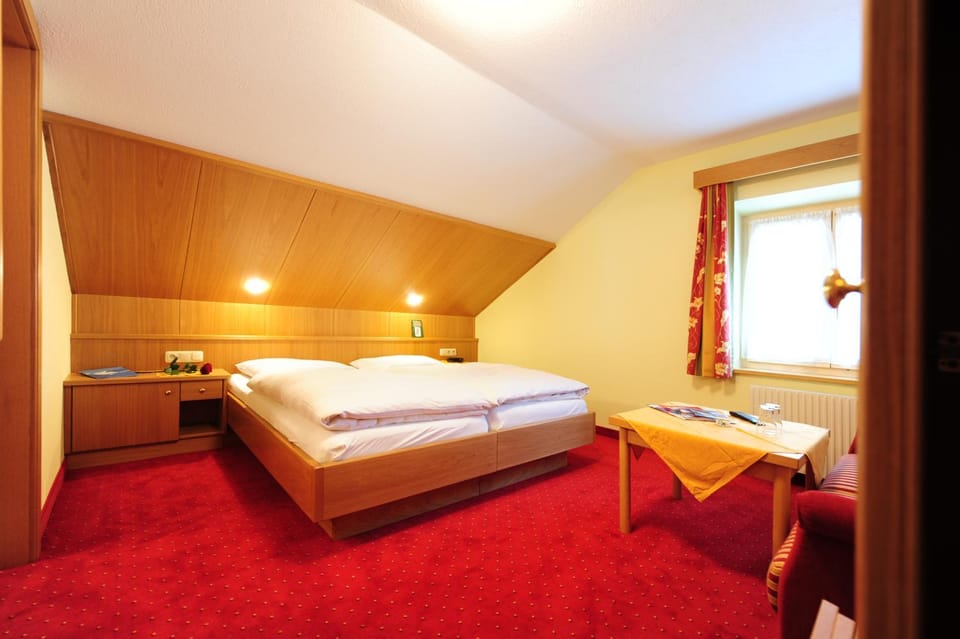 Bed, Seating area