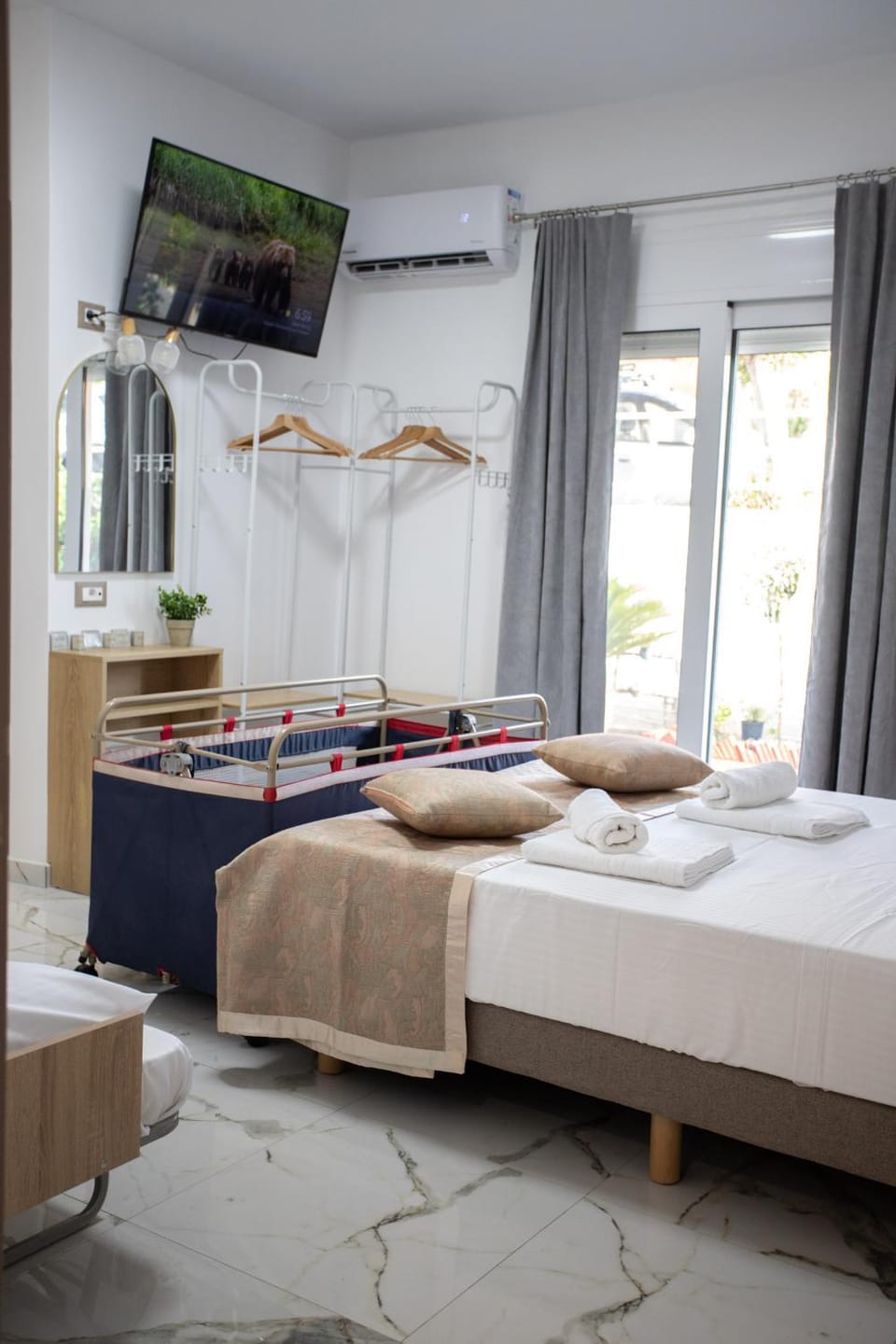 Bed, TV and multimedia, Photo of the whole room, Bedroom, towels, air conditioner