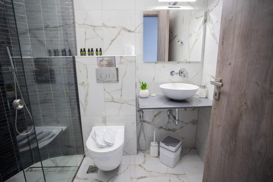 Shower, Toilet, Bathroom, bidet, towels