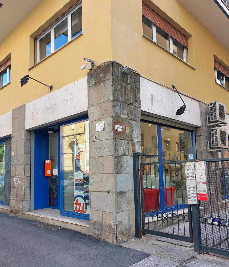 Old Center Station Apartment in Bologna