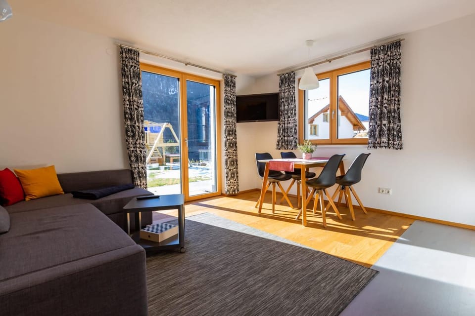 TV and multimedia, Living room, Seating area, Dining area