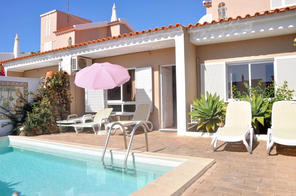 Patio, Swimming pool, sunbed