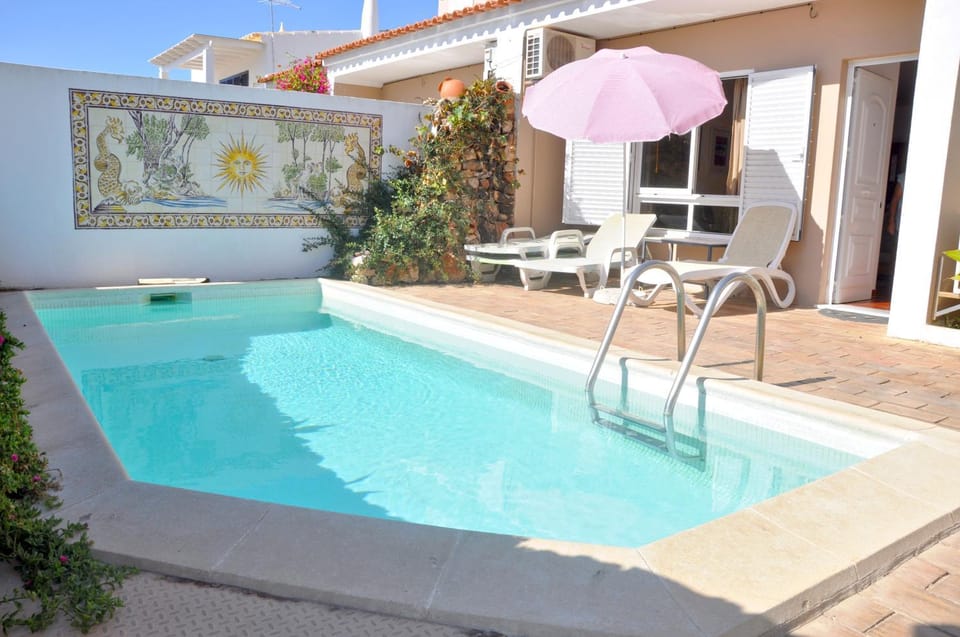 Patio, Swimming pool, sunbed