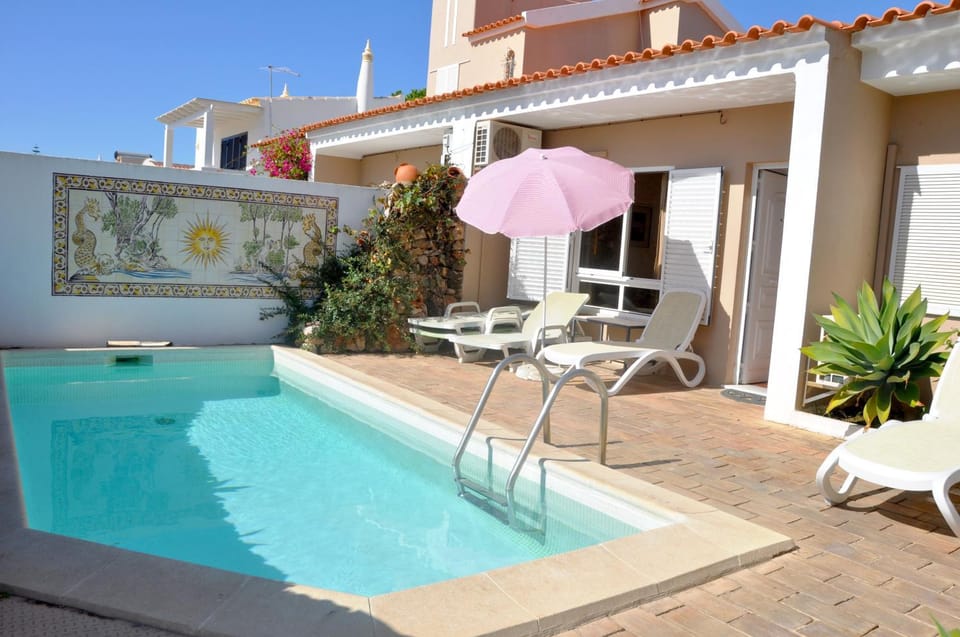 Patio, Swimming pool, sunbed