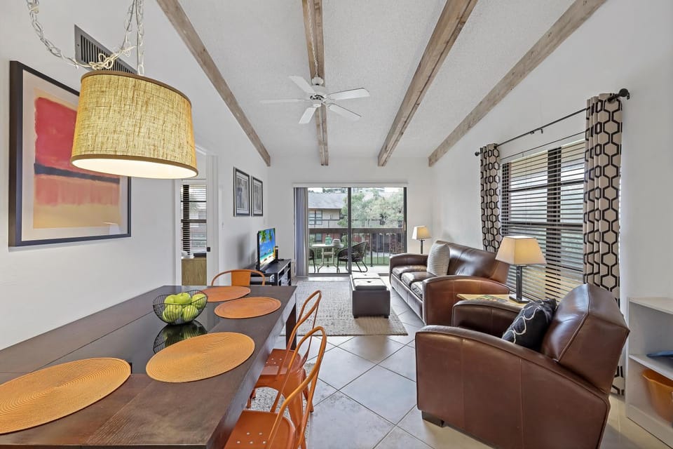 Inviting condo with pool just a steps from the beach House in Marco Island