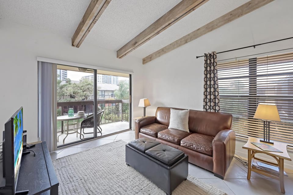 Inviting condo with pool just a steps from the beach House in Marco Island