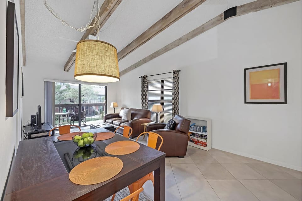 Inviting condo with pool just a steps from the beach House in Marco Island