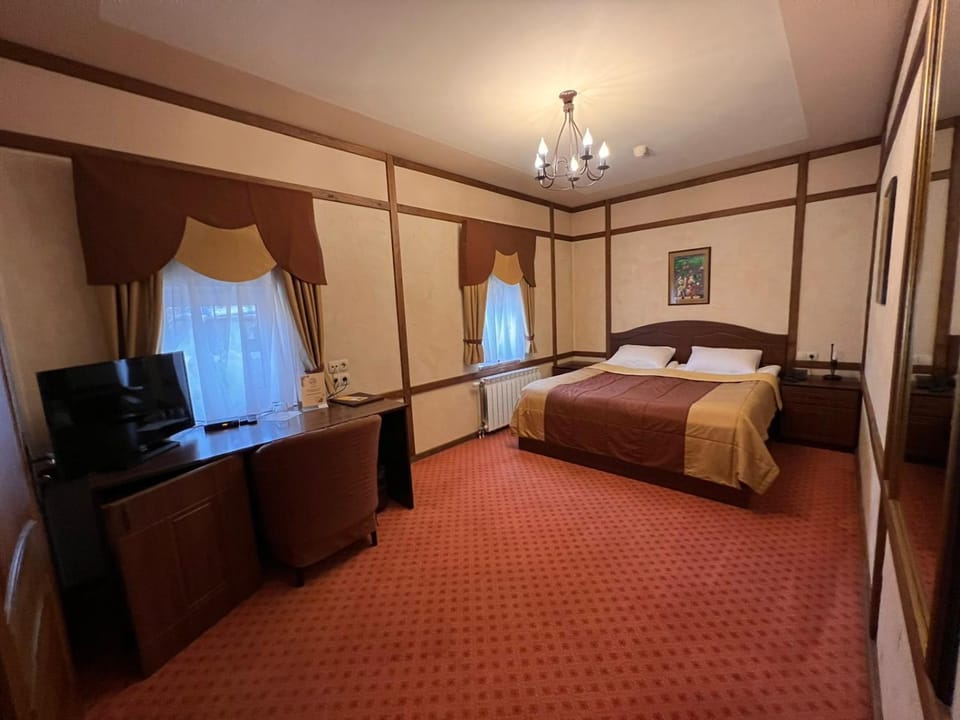 Bed, TV and multimedia, Bedroom