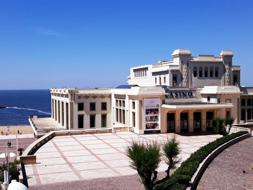 Nearby landmark, Neighbourhood, Casino, Beach