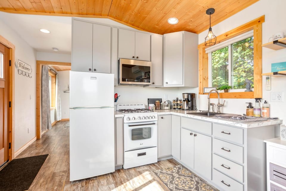 Coffee/tea facilities, Kitchen or kitchenette, minibar, stove, toaster