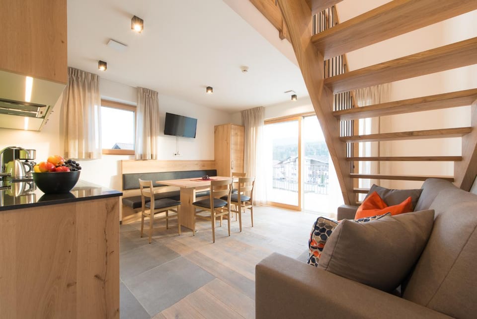 TV and multimedia, Coffee/tea facilities, Seating area, Dining area