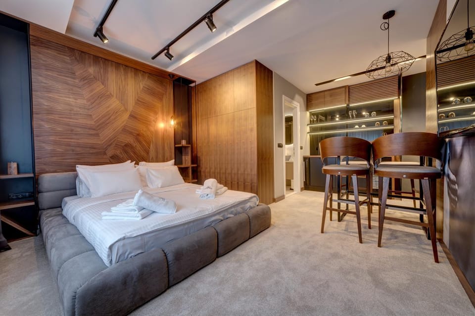 Bed, Photo of the whole room, Dining area