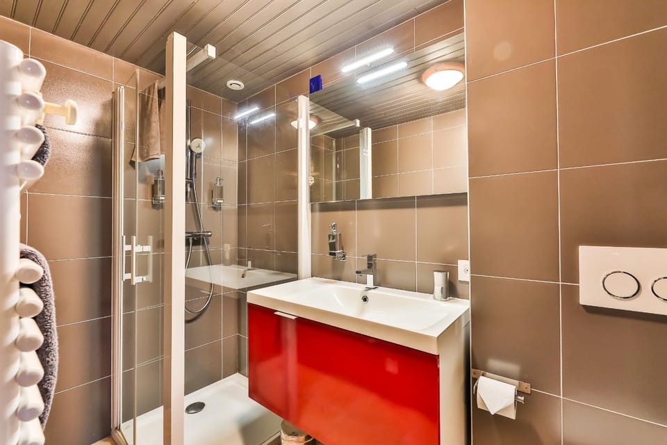 Shower, Toilet, Bathroom, Other, Swimming pool, Breakfast, towels