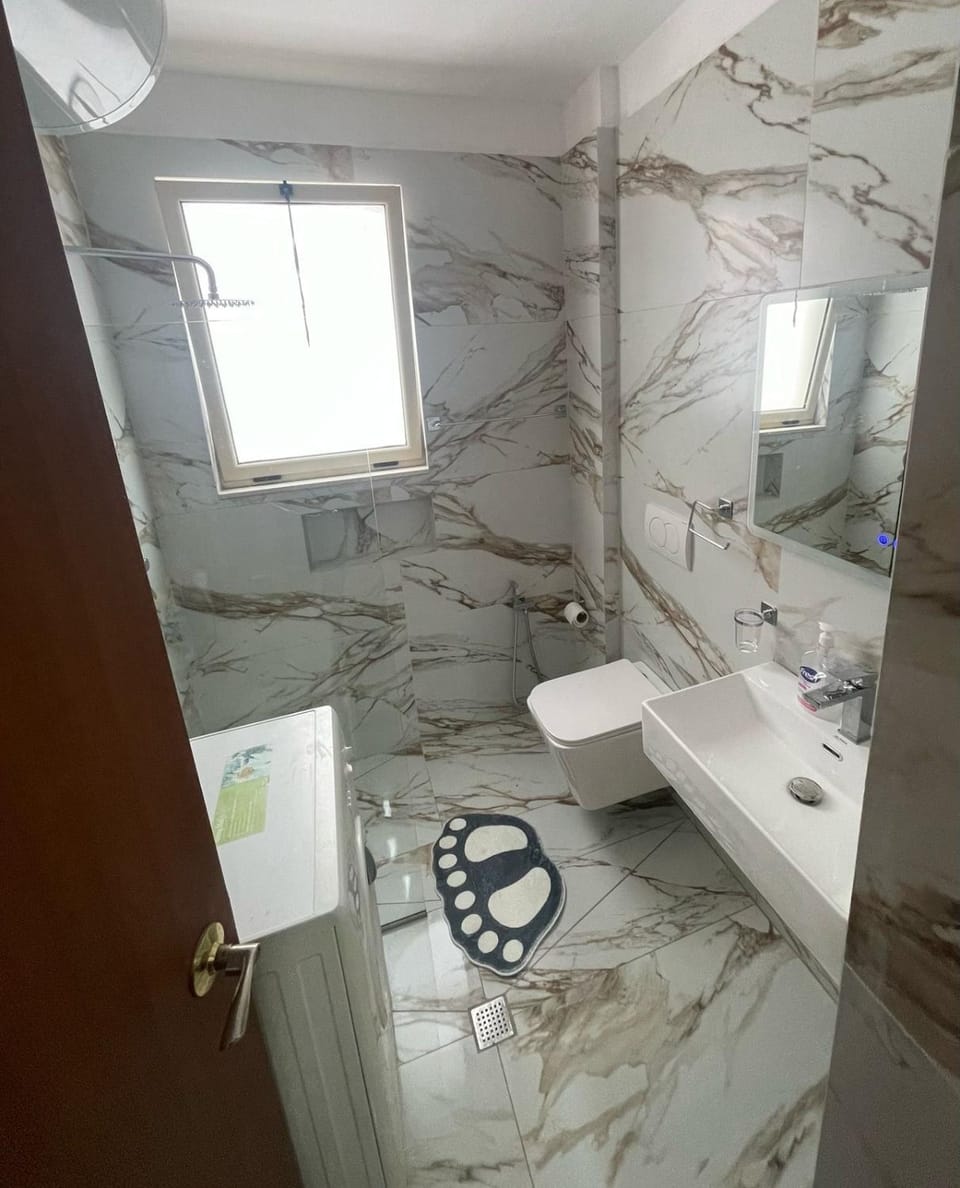 Shower, Toilet, towels