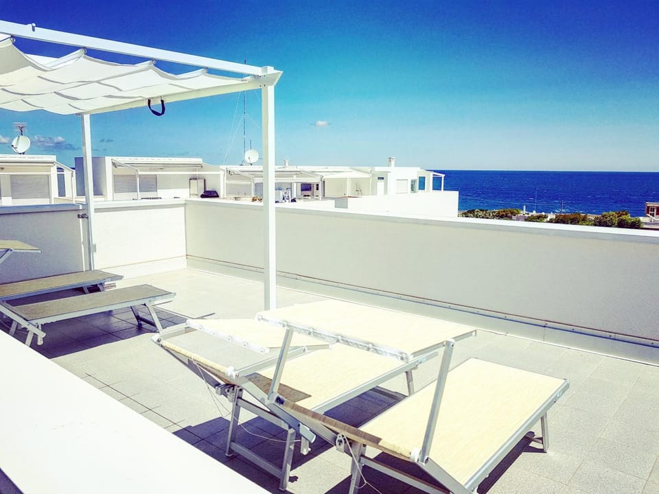View (from property/room), Balcony/Terrace, Sea view, sunbed
