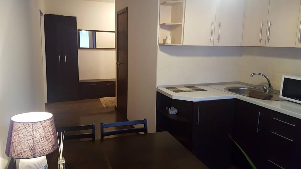 Kitchen or kitchenette, Dining area, minibar, pet friendly, stove