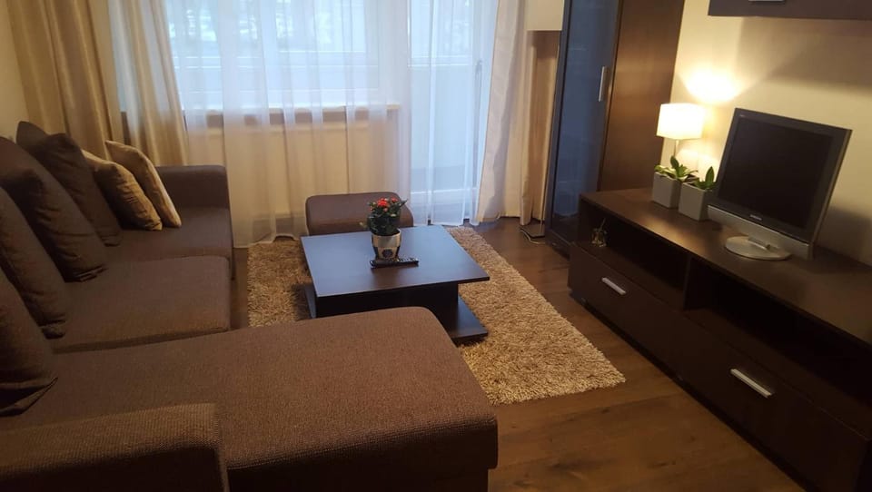 Communal lounge/ TV room, TV and multimedia, Living room, Seating area, Evening entertainment