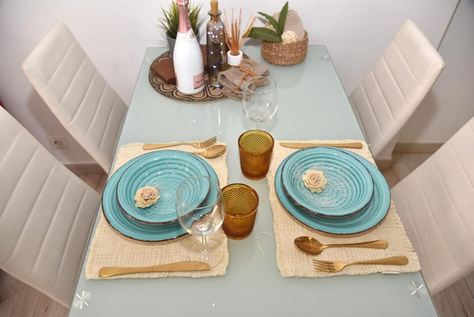 Food and drinks, Dining area, Food