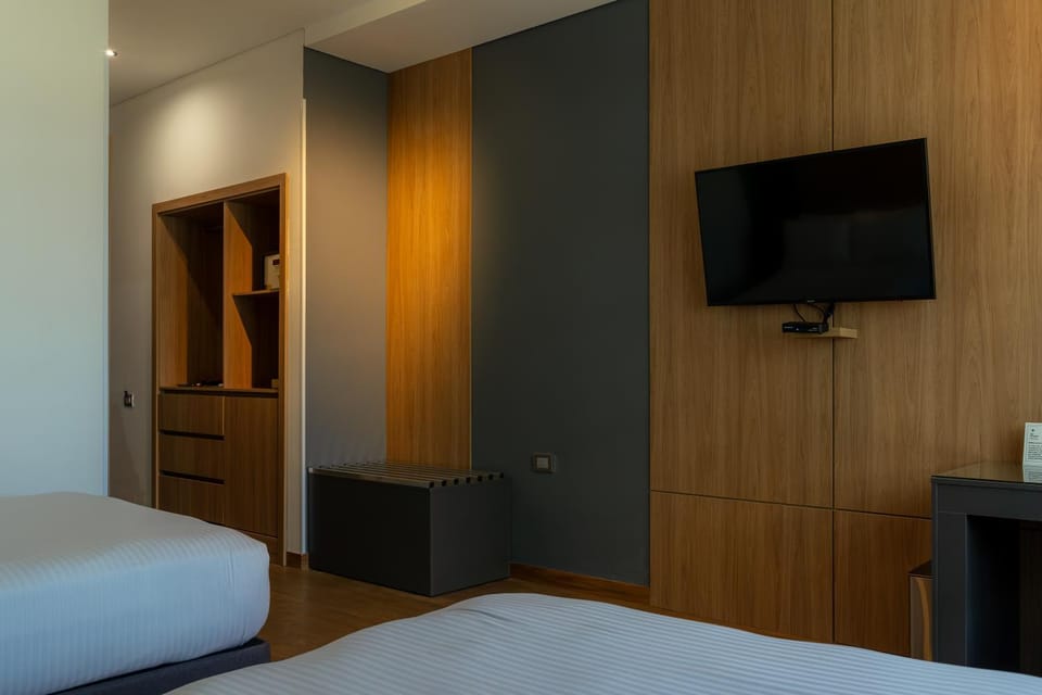 Bed, TV and multimedia, Bedroom