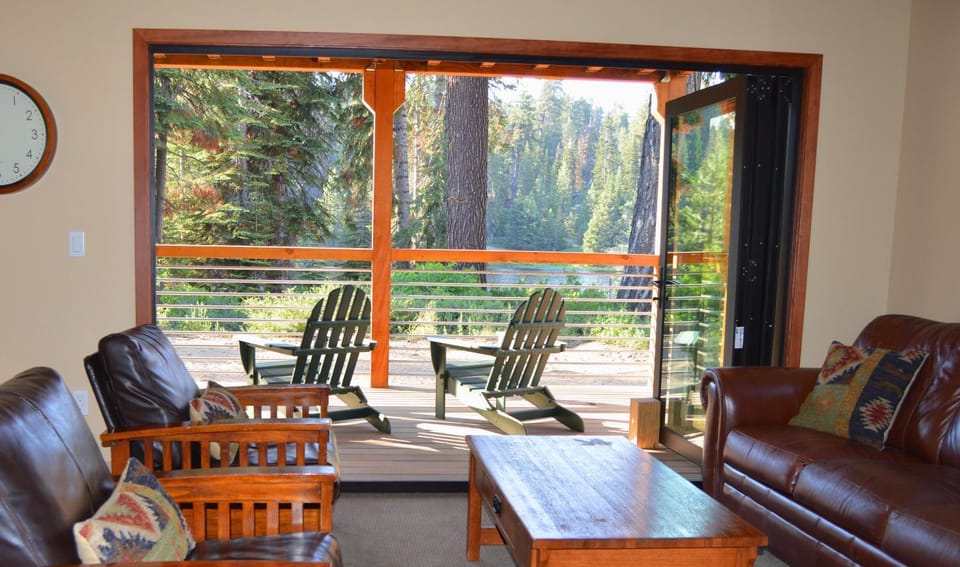 Balcony/Terrace, Kitchen or kitchenette, Living room, Lake view