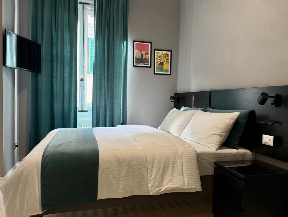 Bed, TV and multimedia, Bedroom