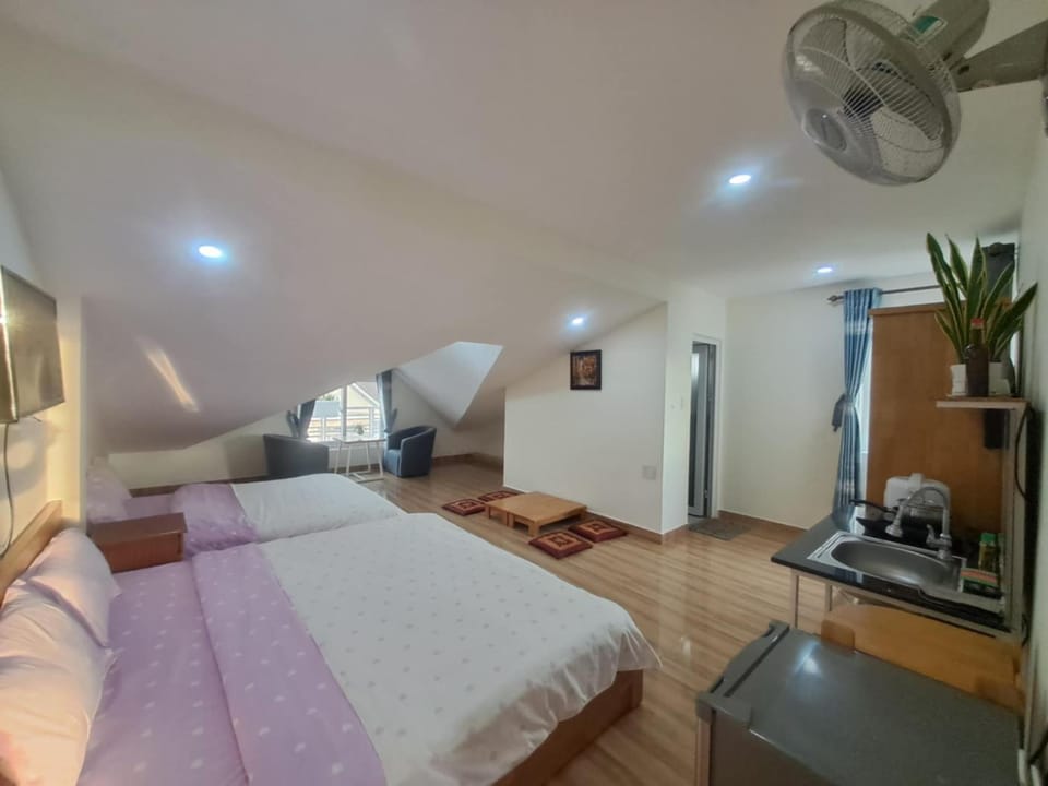 Bed, TV and multimedia, Living room, Photo of the whole room, Seating area, Bedroom