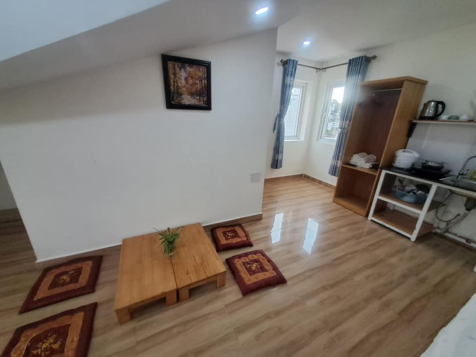 Kitchen or kitchenette, Living room, Seating area, Dining area