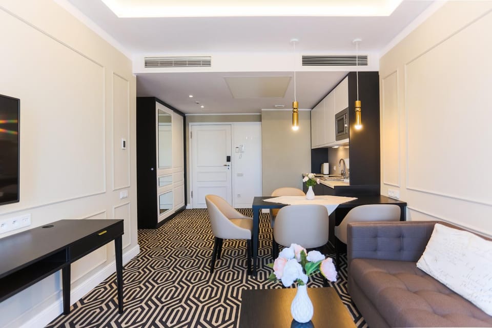 Bed, TV and multimedia, Kitchen or kitchenette, Living room, Photo of the whole room, Seating area, hair dresser