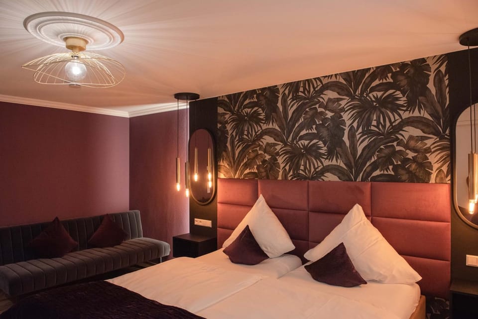 Photo of the whole room, Seating area