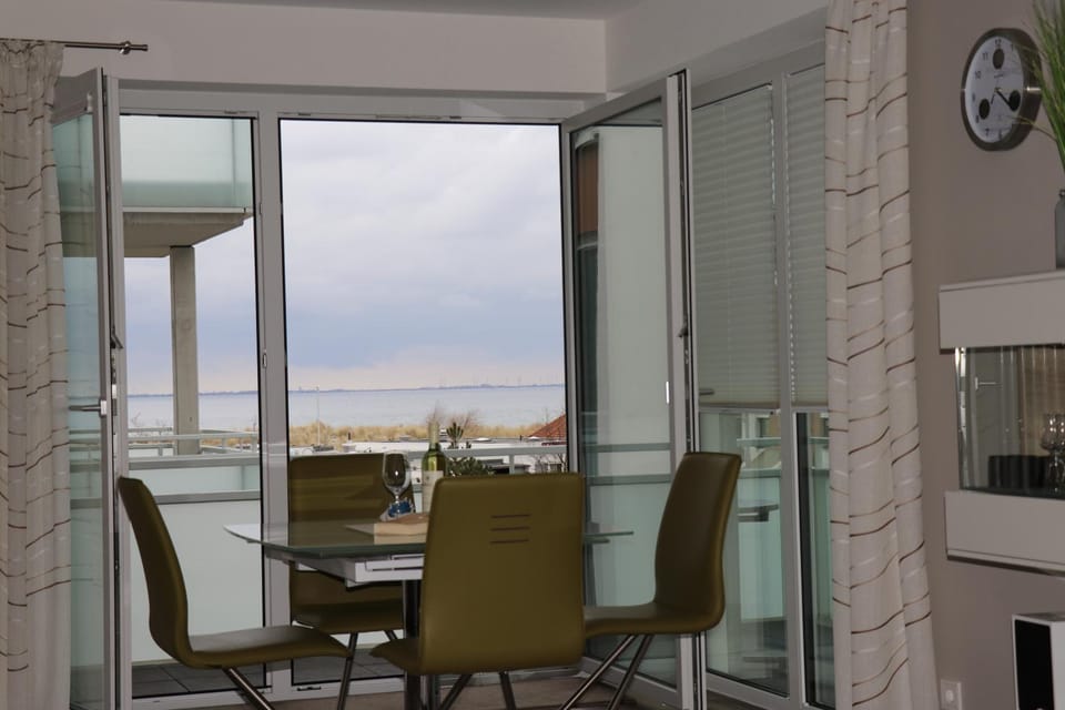 View (from property/room), Balcony/Terrace, Dining area, Sea view