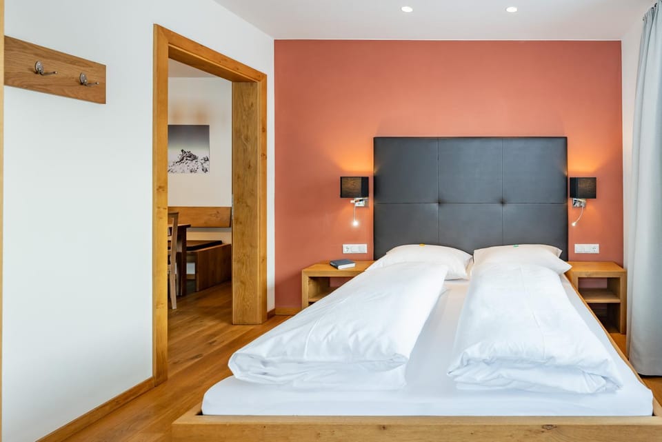 Bed, Photo of the whole room, Decorative detail, Bedroom
