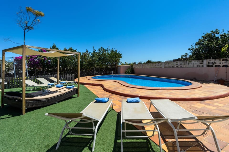 Seating area, Swimming pool, Swimming pool
