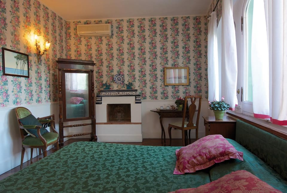 Day, Photo of the whole room