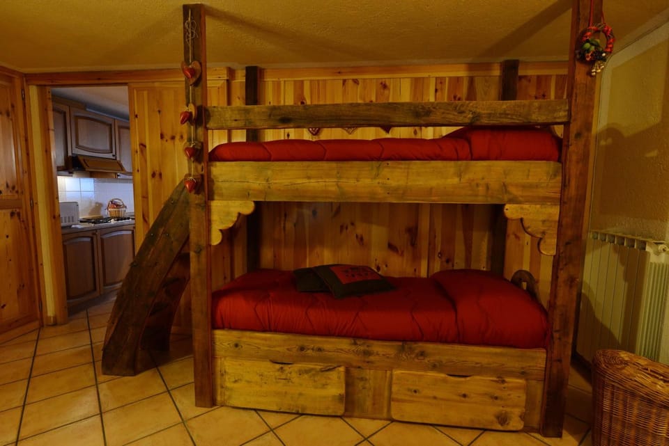 Bedroom, bunk bed