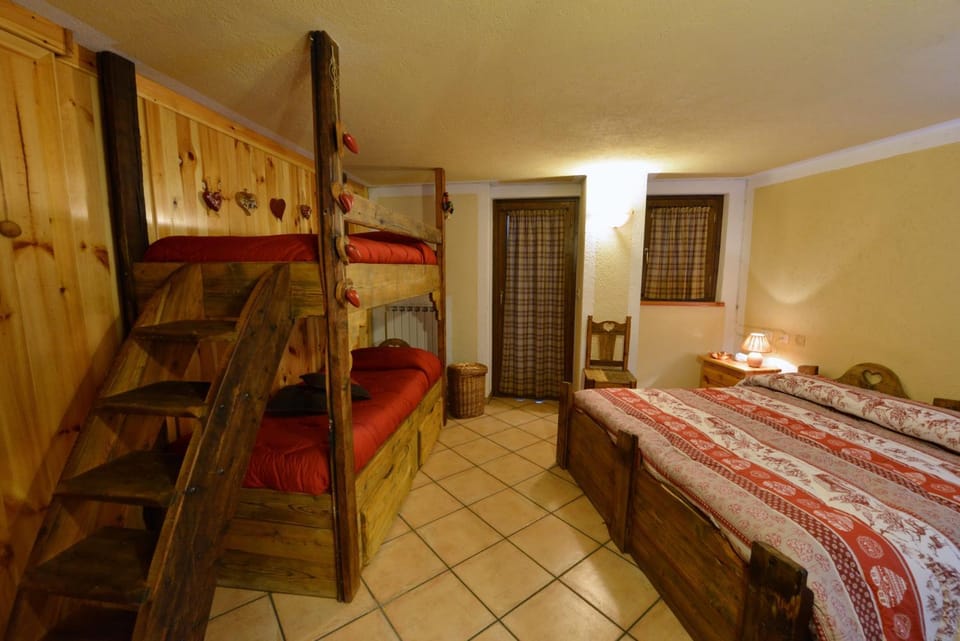 Bed, Photo of the whole room, bunk bed