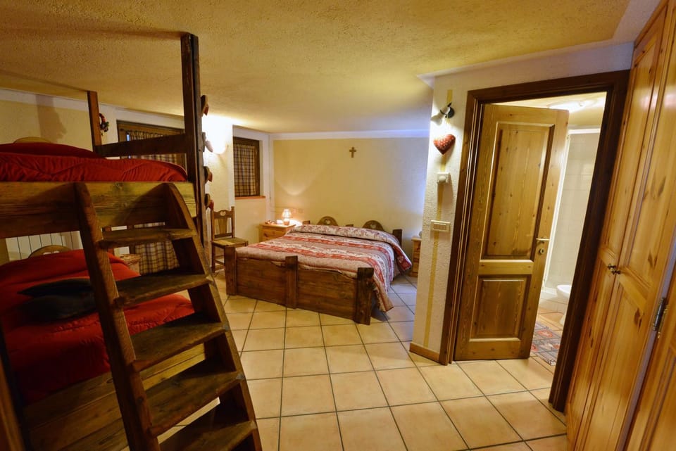 Photo of the whole room, Bedroom, bunk bed