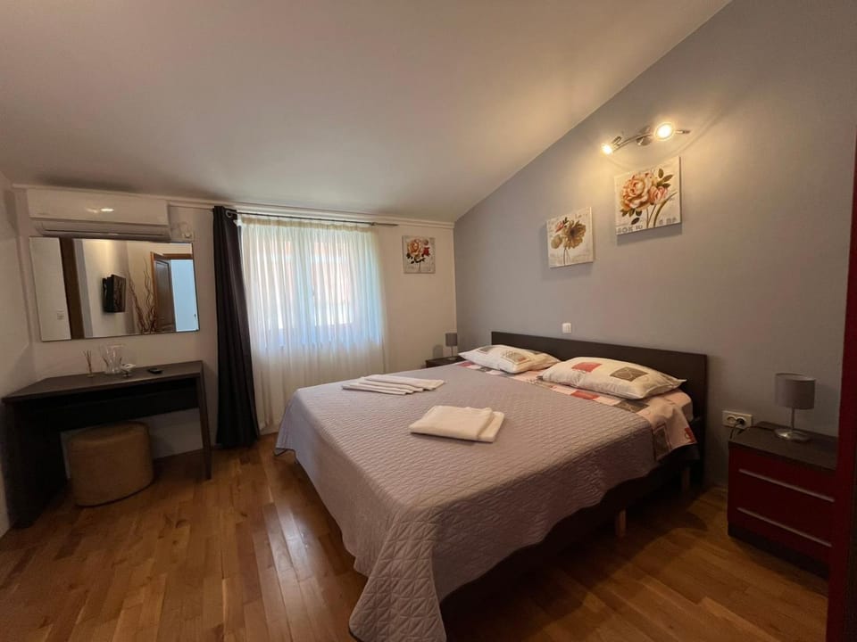 Bed, TV and multimedia, Photo of the whole room, Bedroom, towels, wardrobe