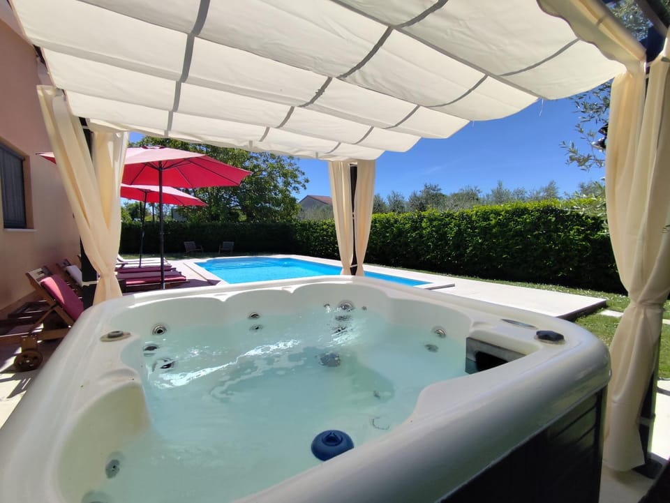 Hot Tub, Swimming pool, sunbed