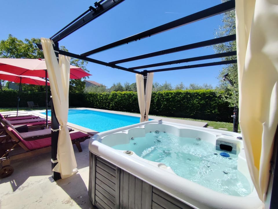 Hot Tub, Swimming pool, sunbed