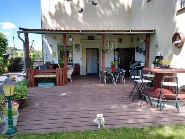 Property building, Balcony/Terrace, Dining area, Garden view