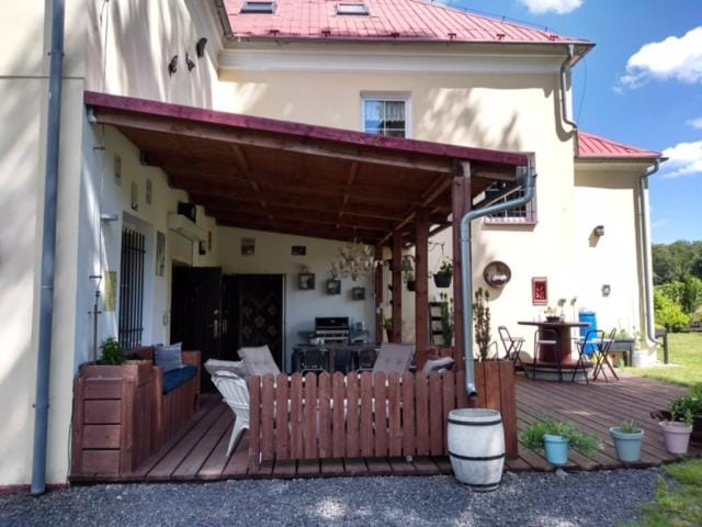 Property building, Day, Balcony/Terrace