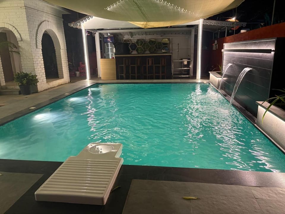 Swimming pool, Swimming pool