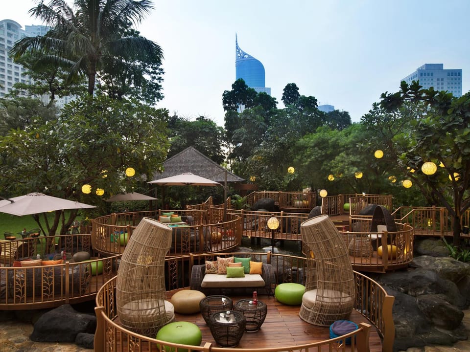 Restaurant/places to eat, Restaurant/places to eat, Lounge or bar