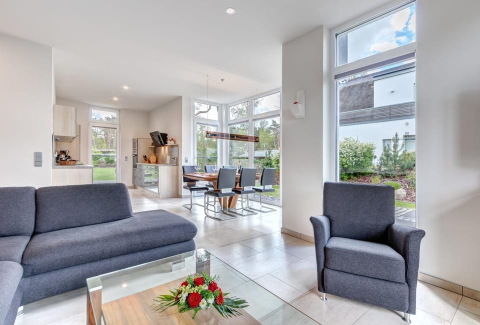 Kitchen or kitchenette, Living room, Seating area, Dining area