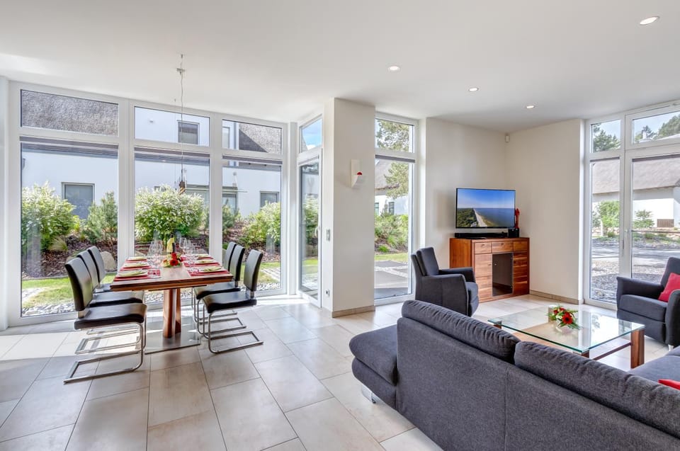 TV and multimedia, Living room, Seating area, Dining area