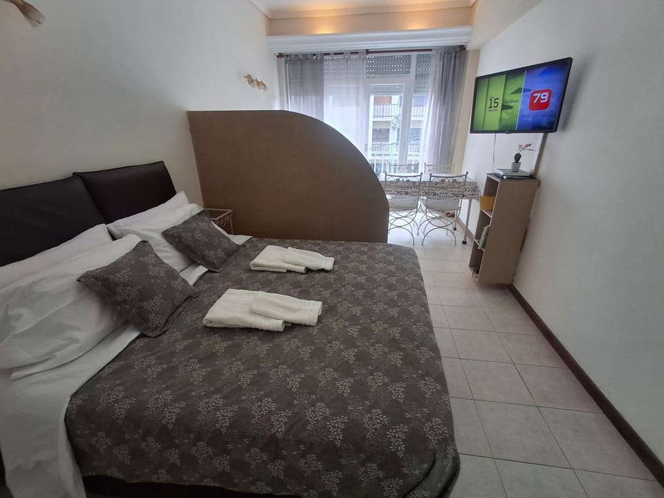 Bed, TV and multimedia, Photo of the whole room, Bedroom, towels