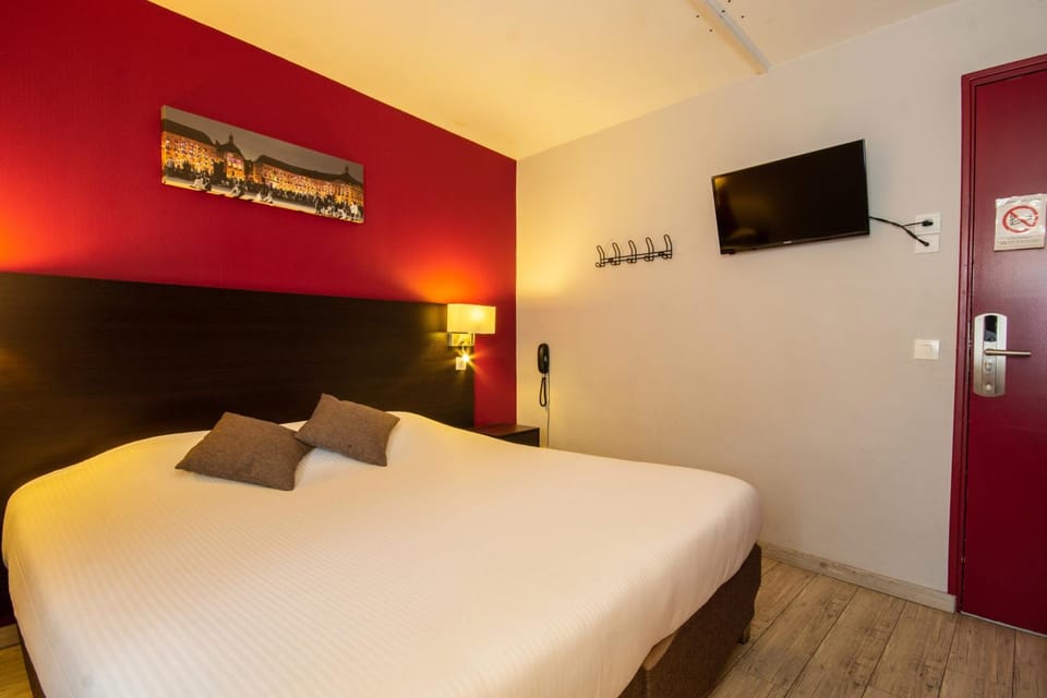 Bed, TV and multimedia, Photo of the whole room, Bedroom