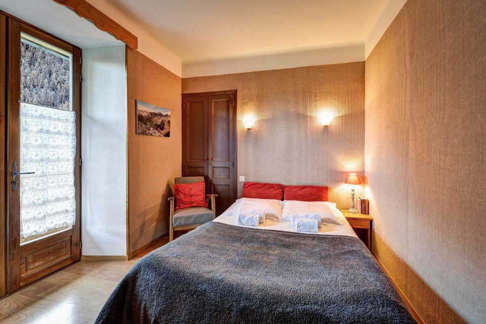 Bed, Photo of the whole room, Bedroom, Garden view, Mountain view