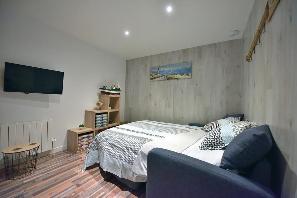 Bed, TV and multimedia, Bedroom