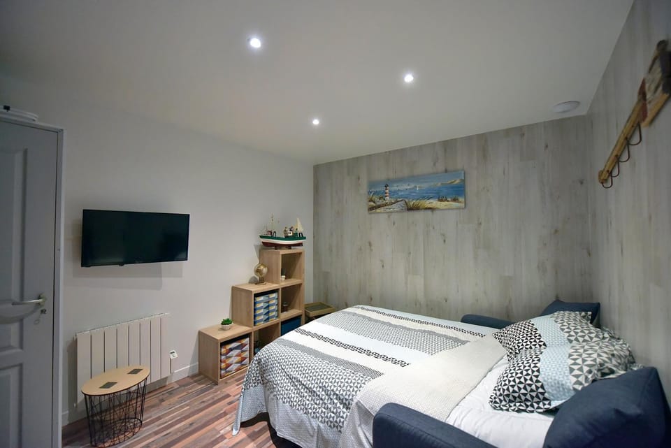 Bed, TV and multimedia, Bedroom